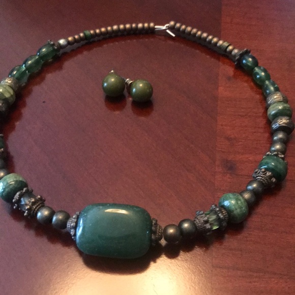 Beautiful green beaded choker & earrings - Picture 6 of 6